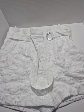 Gracia White High-Waist Floral Embroidered Shorts with D-Ring Belt